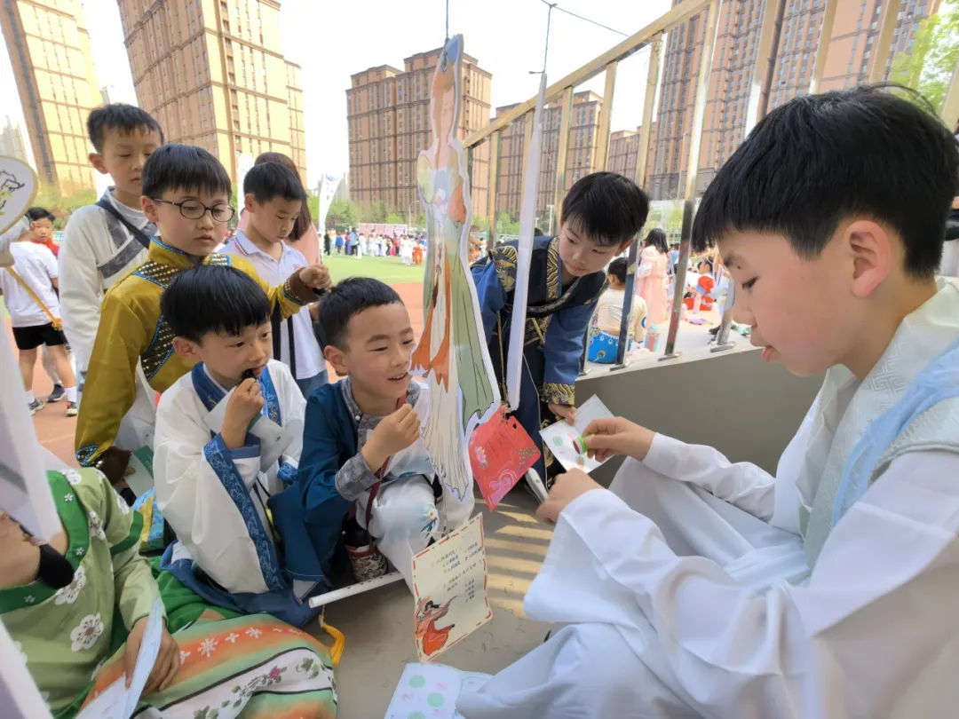 悠悠霓裳 华夏风雅——济南高新区东城逸家小学举办首届“传承华夏 弘扬文明”中国华服日活动