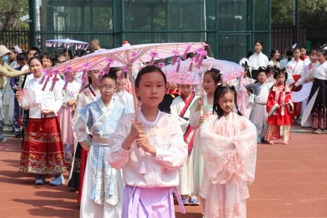 悠悠霓裳 华夏风雅——济南高新区东城逸家小学举办首届“传承华夏 弘扬文明”中国华服日活动