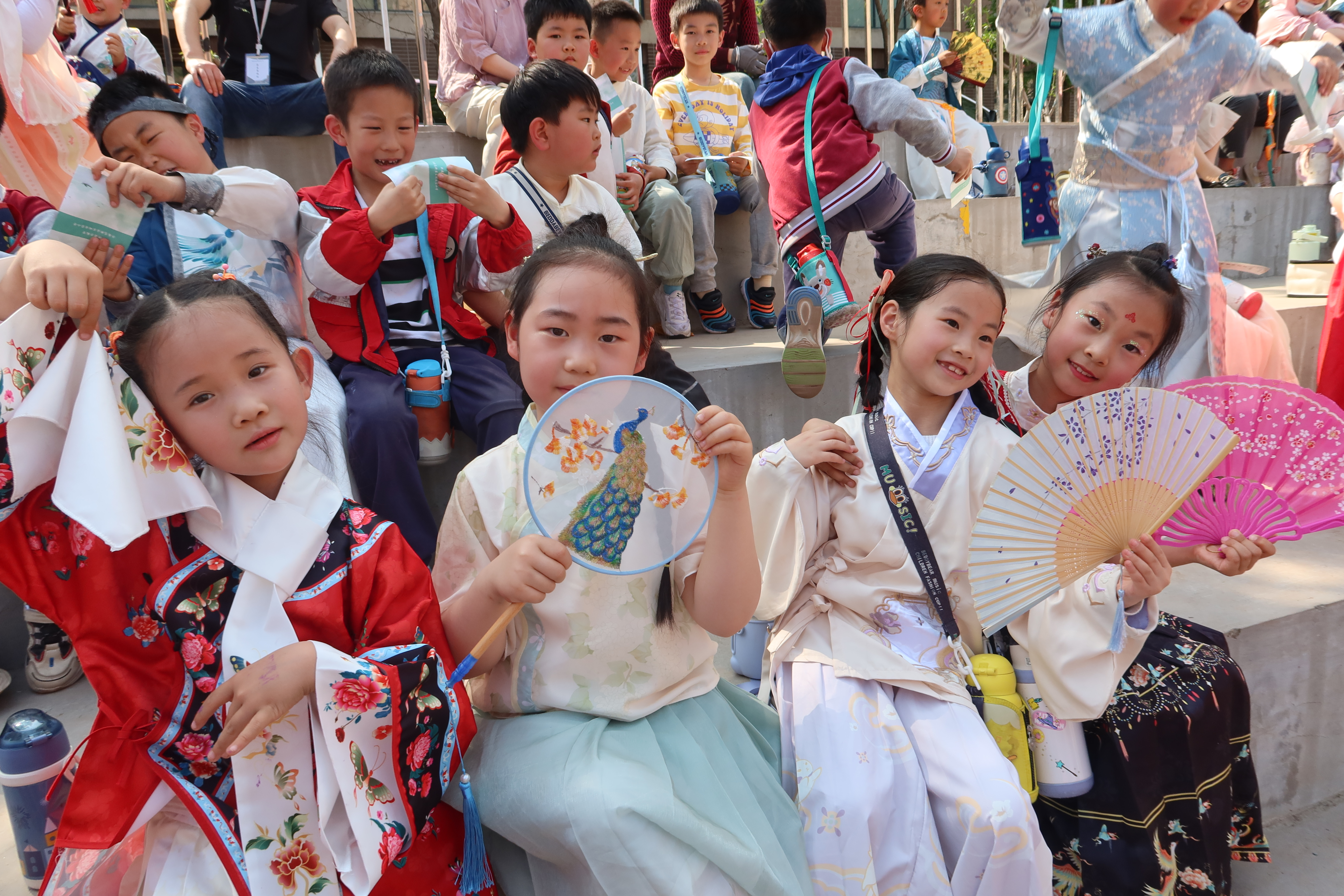 悠悠霓裳 华夏风雅——济南高新区东城逸家小学举办首届“传承华夏 弘扬文明”中国华服日活动