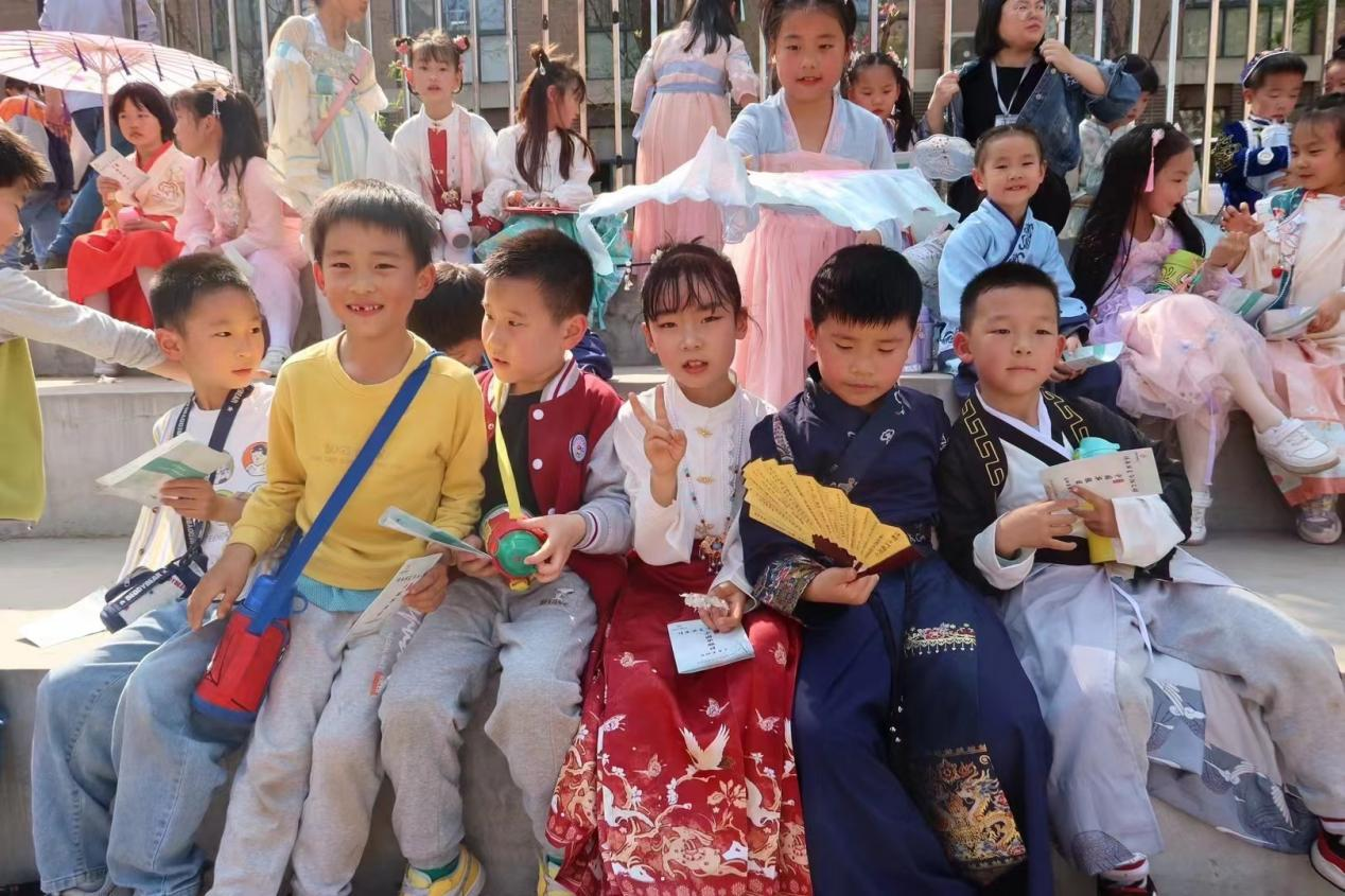 悠悠霓裳 华夏风雅——济南高新区东城逸家小学举办首届“传承华夏 弘扬文明”中国华服日活动