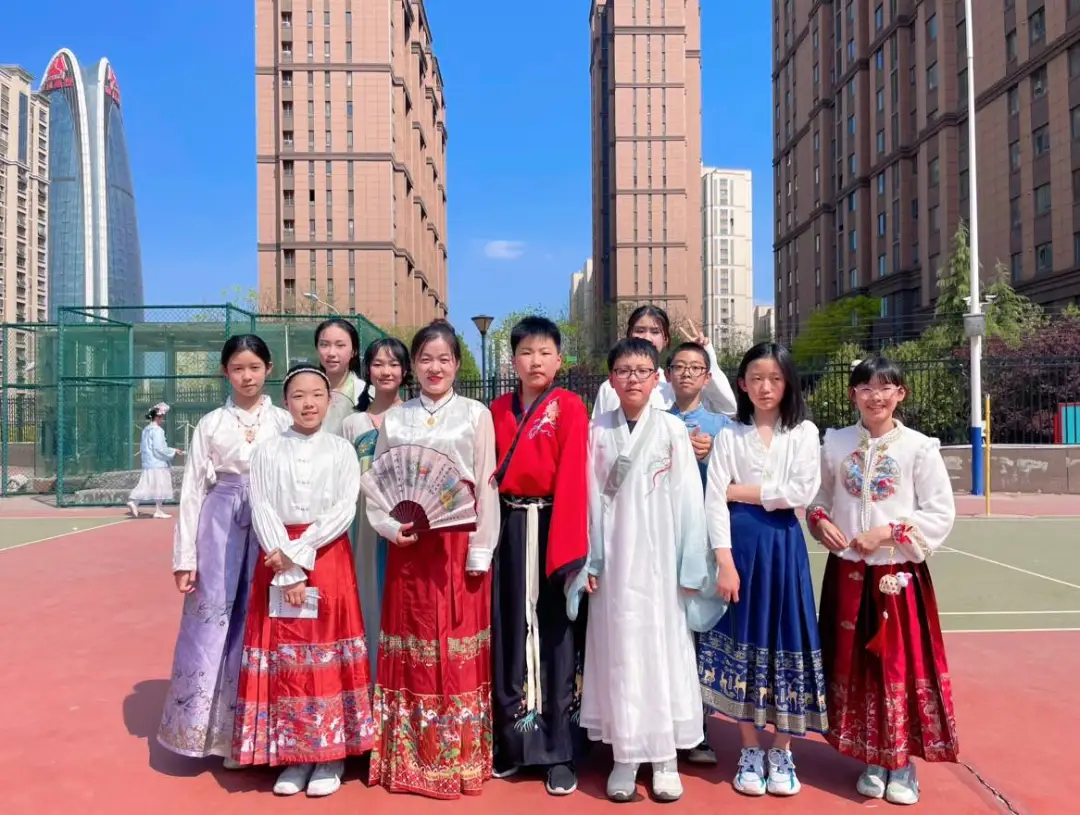 悠悠霓裳 华夏风雅——济南高新区东城逸家小学举办首届“传承华夏 弘扬文明”中国华服日活动